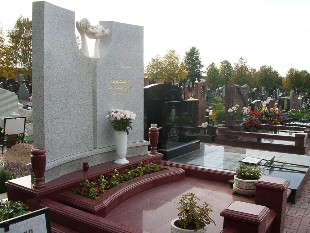 На что следует обратить внимание перед заказом и установкой памятника и надгробного камня на могилу?